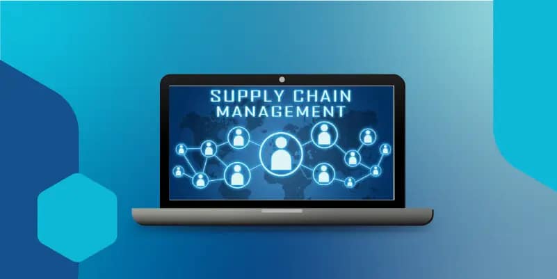 Auf dem Bildschirm eines Laptops ist der Schriftzug Supply Chain Management zu sehen, mit verbundenen Symbolen von Menschen und einer Weltkarte im Hintergrund. Blaue geometrische Formen erscheinen in dem Design.