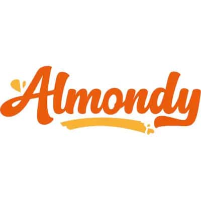 Das Wort Almondy ist in fetten, orangefarbenen Kursivbuchstaben mit gelber Unterstreichung und kleinen dekorativen Formen um den Text herum geschrieben.