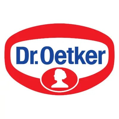 Das Logo von Dr. Oetker zeigt den Markennamen in blauer Schrift in einem roten Oval, mit einer weißen Silhouette einer Person am unteren Rand.