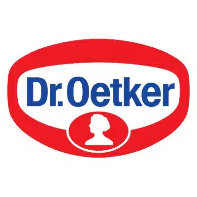 Das Logo von Dr. Oetker zeigt den Markennamen in blauer Schrift in einem roten Oval, mit einer weißen Silhouette einer Person am unteren Rand.