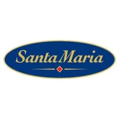 Santa Maria Logo mit gelbem kursivem Text auf blauem ovalem Hintergrund und einer kleinen roten Raute unter dem Text.