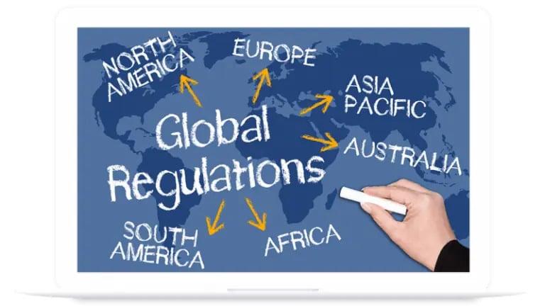 Eine Hand schreibt Global Regulations auf eine digitale Weltkarte, mit Pfeilen, die nach Nordamerika, Südamerika, Europa, Afrika, Asien-Pazifik und Australien zeigen.
